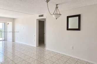 Building Photo - 9280 Fontainebleau Blvd
