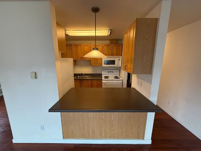 Building Photo - Spacious 2 bedroom with hardwood floors. W...