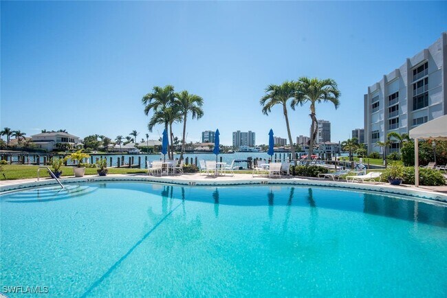 Foto del edificio - 400 Park Shore Dr