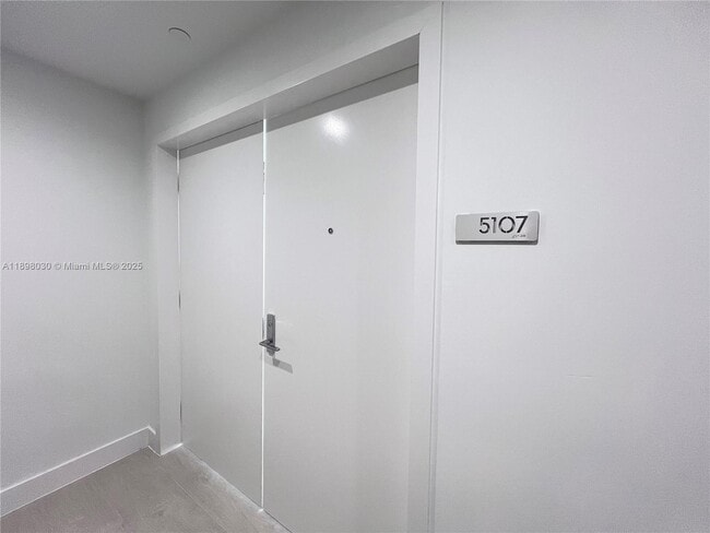 Foto del edificio - 700 NE 24th St