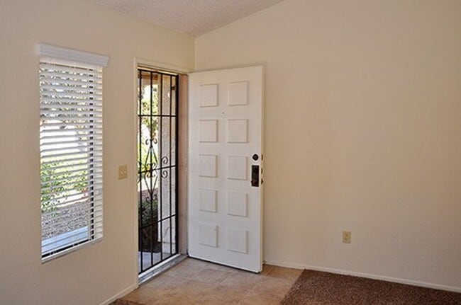 Building Photo - Lovely single level end unit in Tanglewood...