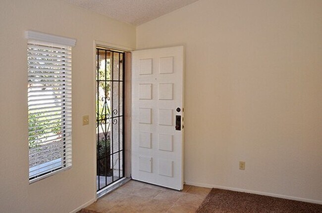 Foto del edificio - Lovely single level end unit in Tanglewood...