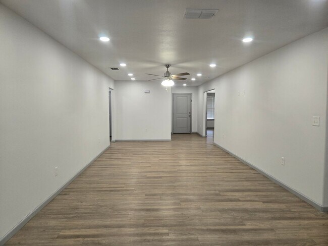 Building Photo - Beautiful 3 Bedroom, 2 Bath, 2 Car Garage Home with Modern Finishes