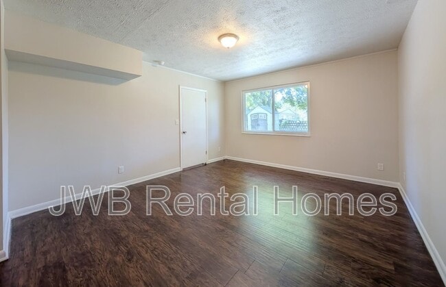 Building Photo - 2112 Figaro Ln
