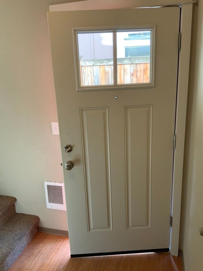 Building Photo - 3 Bedroom, 2.5 Bathroom Close to UO Campus