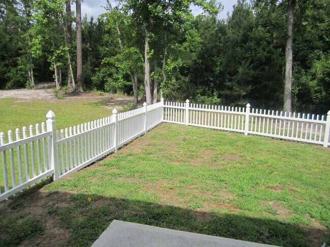 Building Photo - Large family home with fenced back yard in...