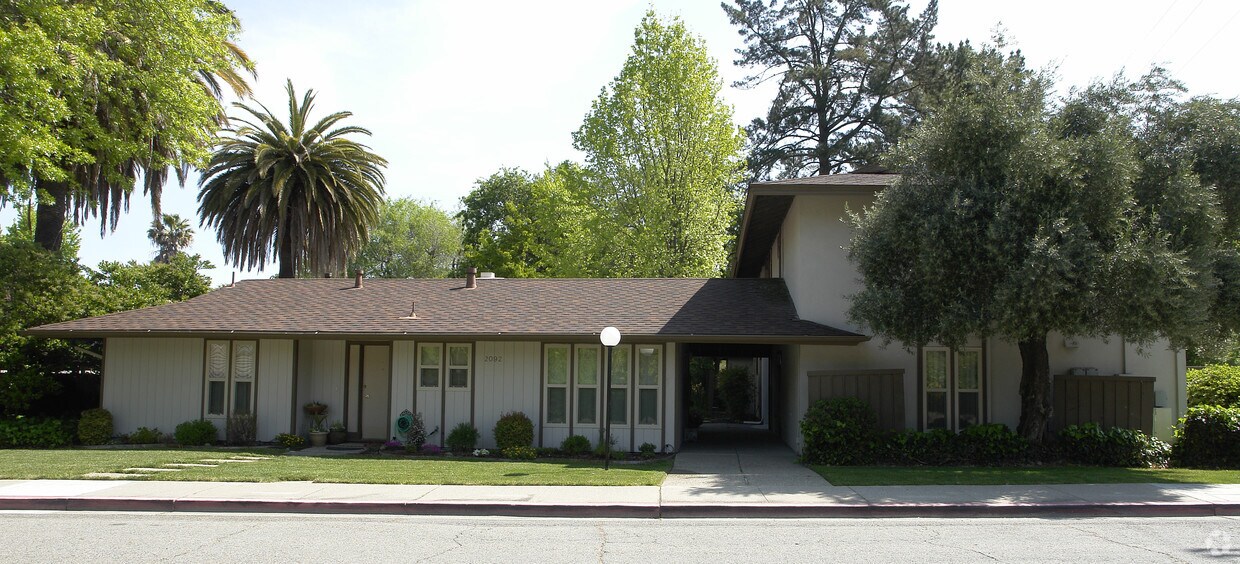 Foto principal - 2092 Camel Ln