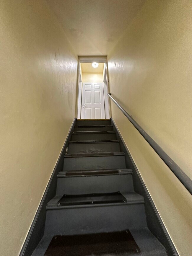 42 5th St Unit 2FL, Ansonia, CT 06401 Room for Rent in Ansonia, CT