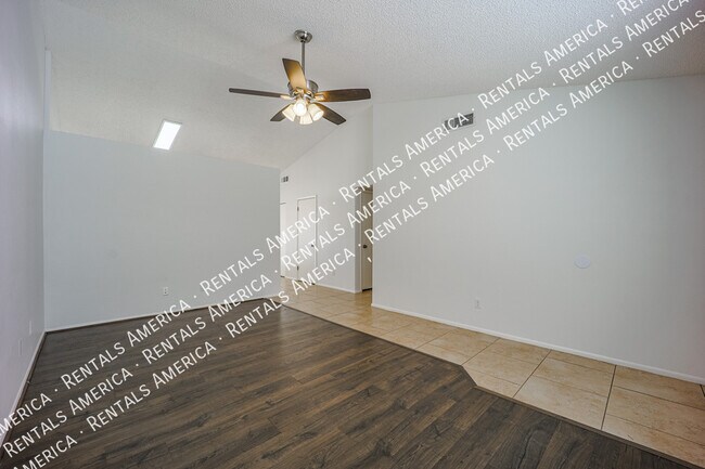 Foto del edificio - 1055 N Recker Rd