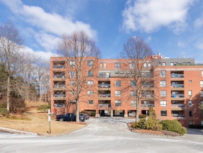 Building Photo - 4 Summit Dr