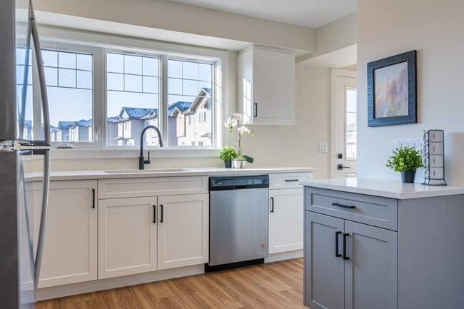 Building Photo - Maple Crest