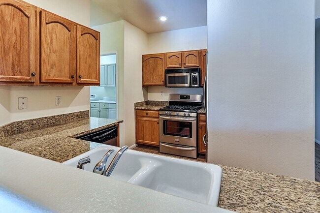 Foto del edificio - Beautiful Condo in Guard Gated Resort Vill...
