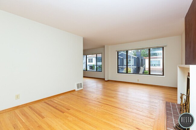 Building Photo - SPACIOUS MID-CENTURY 3BR HOME NEAR PORTOLA...