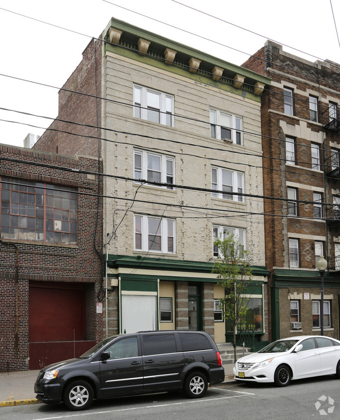 Primary Photo - 4810 Park Ave