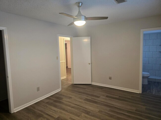 Foto del edificio - 815 Valley Springs Dr