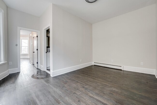 Foto del edificio - 486 Bramhall Ave