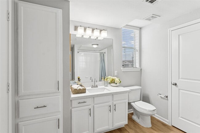 Building Photo - 14807 Woodland Hills Dr