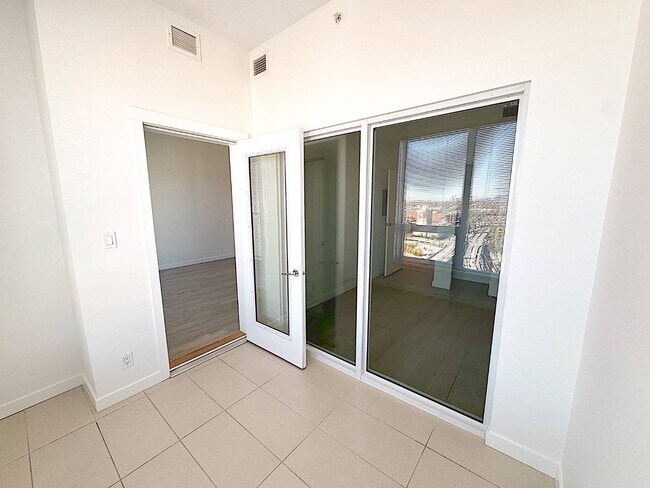 Building Photo - Centre West - 1807