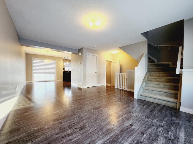 Photo du bâtiment - 140 Youville Dr E Northwest