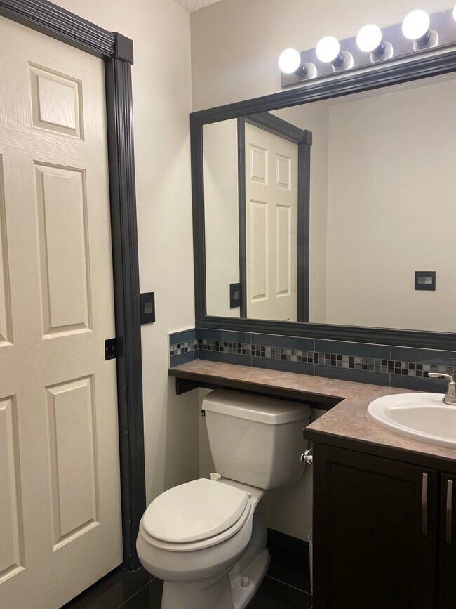 Photo du bâtiment - 2-Bedroom Downtown Calgary Rental | Walk to Stampede Station | 1 Month Free