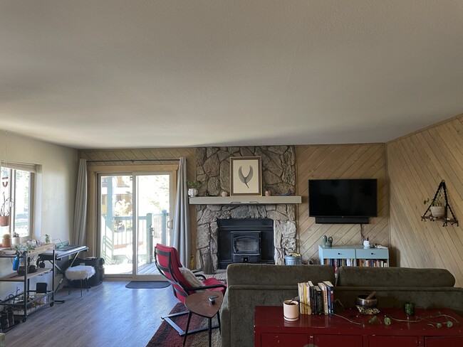 Foto del edificio - 192 Laurel Mountain Rd