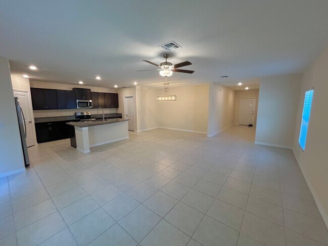 Building Photo - Sapcious 5-Bedroom Home In Quiet Lakeland ...