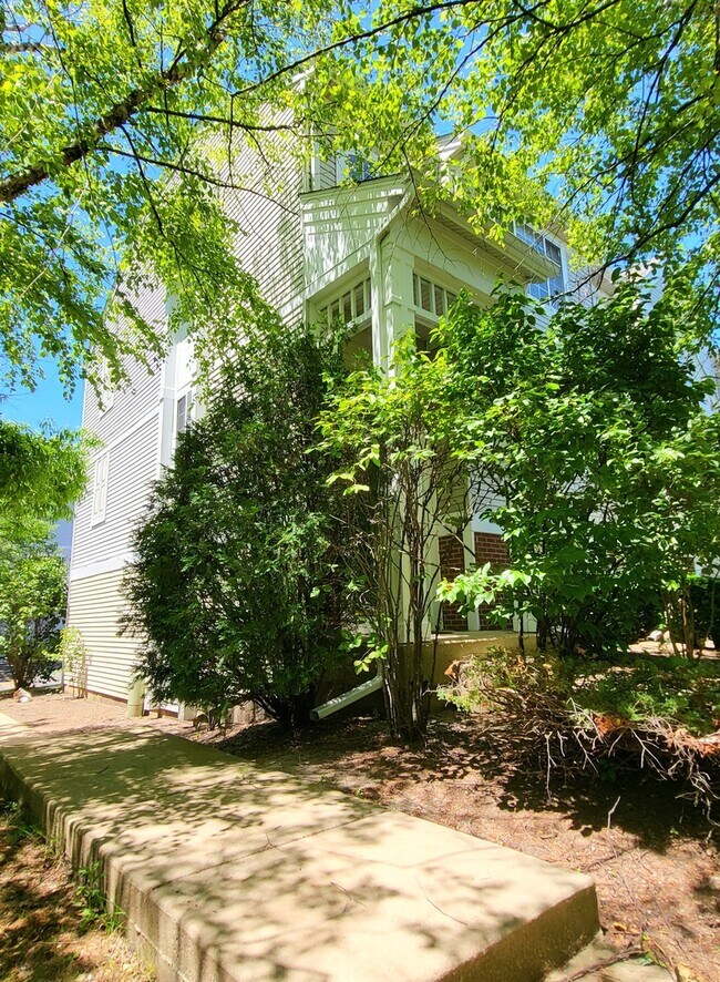Foto del edificio - 3459 Ravinia Cir