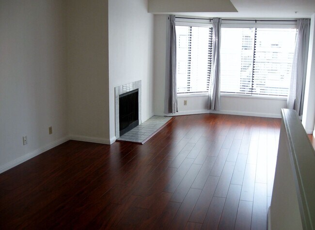 Building Photo - Beautiful 2 BR 2BA 2 story condo with laun...