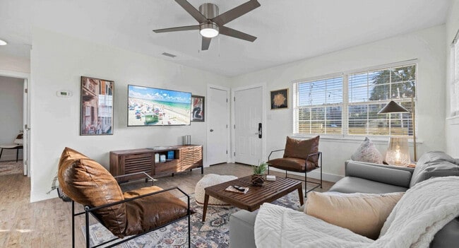 Building Photo - 209 Angelfish Ave.