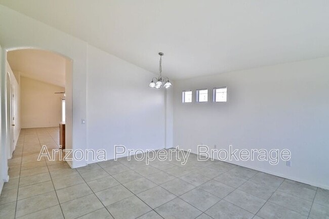 Building Photo - 1710 E Horseshoe Ave