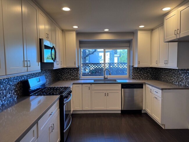 Building Photo - 2 Bedroom 2.5 Bath in the Beautiful City of Corona (New Carpet stairs and 2nd level)