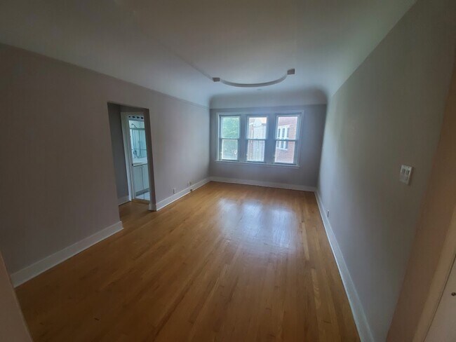 Foto del edificio - 7739 Kingsbury Blvd