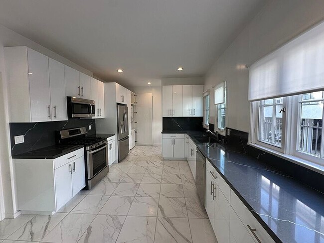 Building Photo - 1407 Laurel Ave