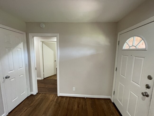 Building Photo - 1605 White Way Dr