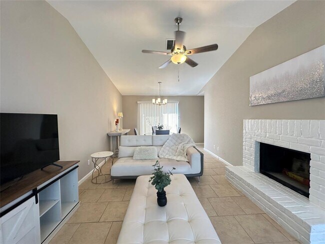 Building Photo - 10627 Sandpiper Dr