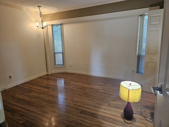 Photo du bâtiment - 8140 Cade Barr St