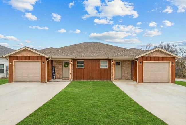 Building Photo - Never Occupied - Brand New 2 bedroom 2 bath Duplex in Kimberling City, MO - Ask us about Move In ...