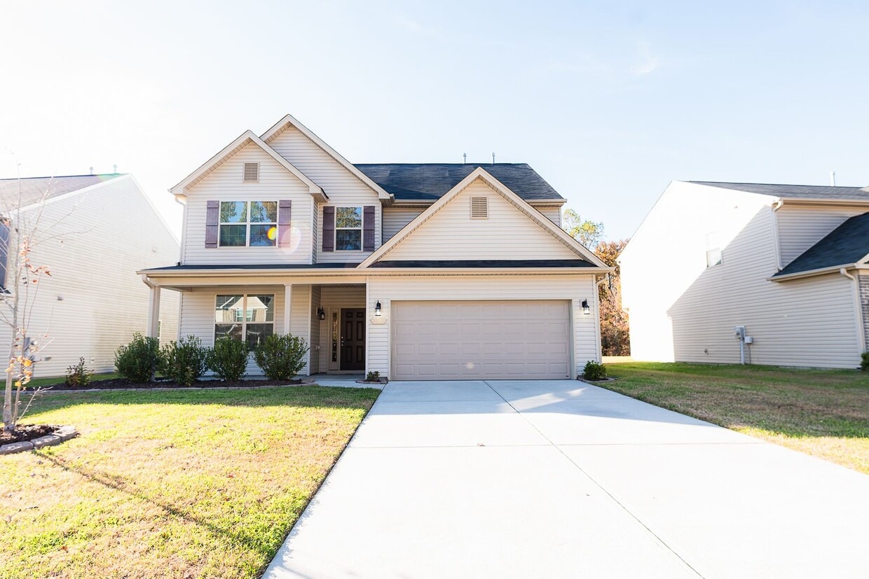 Primary Photo - Spacious 5 Bedroom, 3 bath home in Greensb...