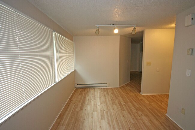 Building Photo - 2 bedroom 1 bath upstairs apartment