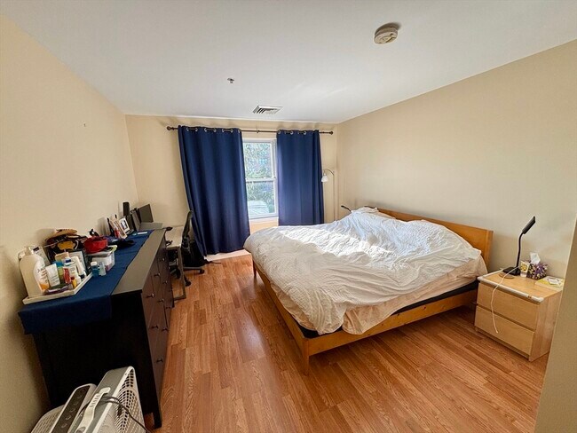 Foto del edificio - 320 Rindge Ave