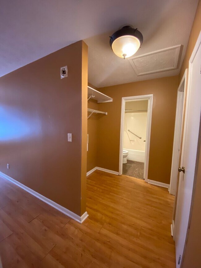Building Photo - McCullars- 418