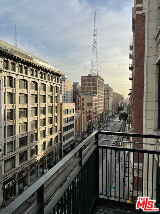 Foto del edificio - 315 W 5th St