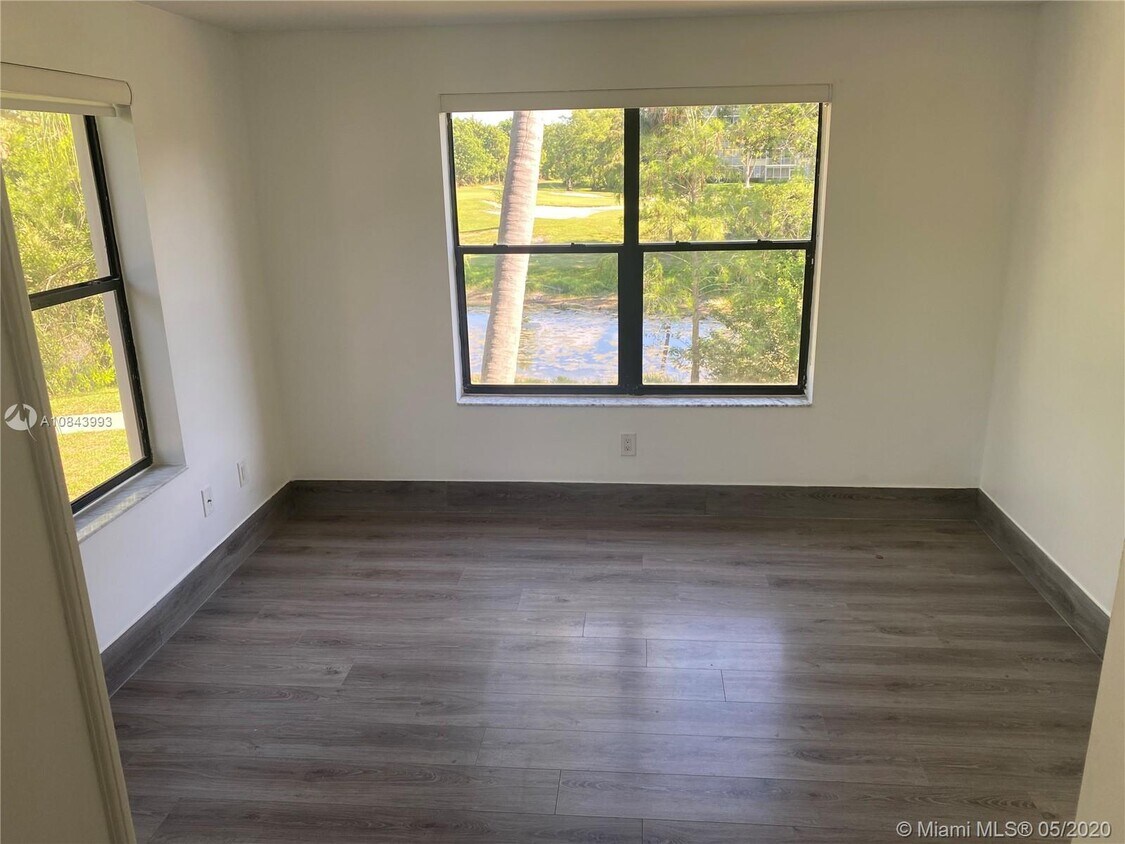 Foto principal - 4561 W McNab Rd