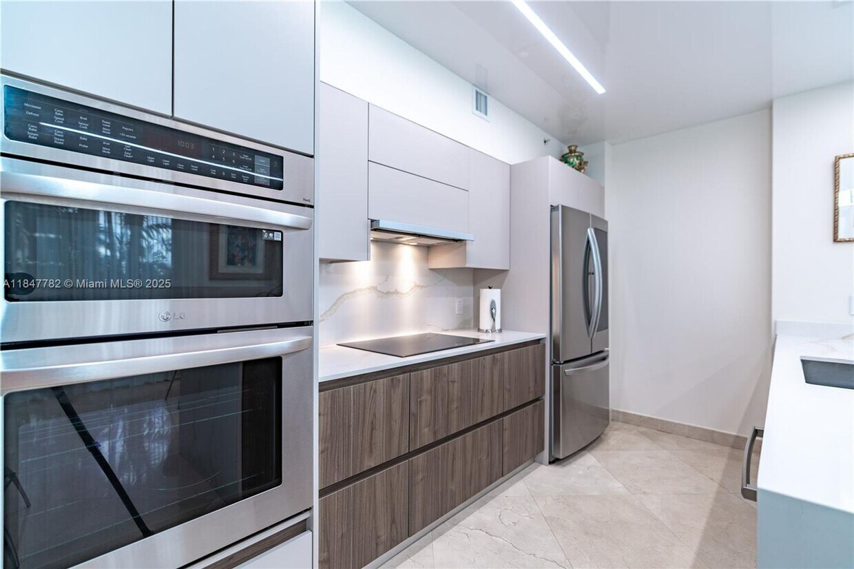 Foto principal - 17555 Atlantic Blvd
