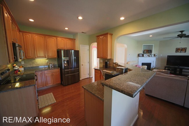 Building Photo - 2912 Sir Thomas Dr
