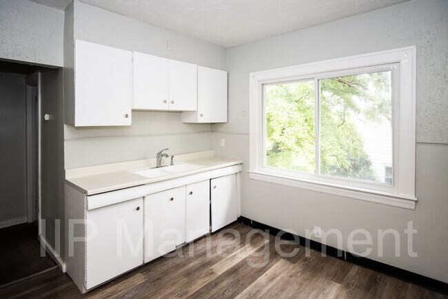 Foto del edificio - Updated 2BD UP off West Blvd-Westside Clev...