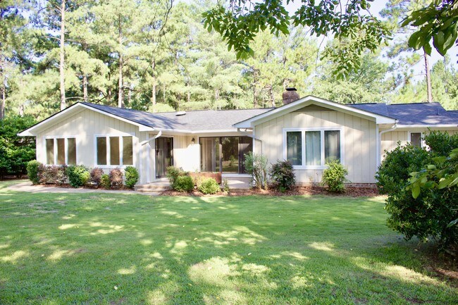 Building Photo - 940 St Andrews Dr