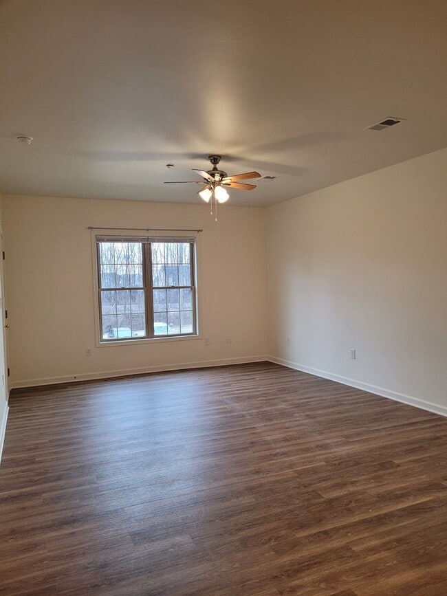 Building Photo - 670 Bassett Dr
