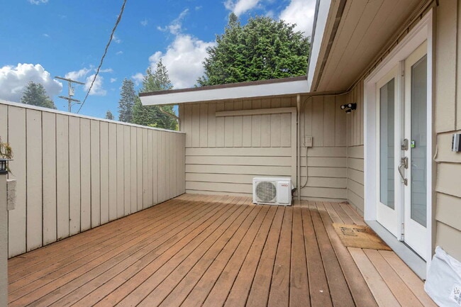 Building Photo - Top Level Home - Private Backyard - 2 Car Garage in Commuter Friendly Area of Renton!