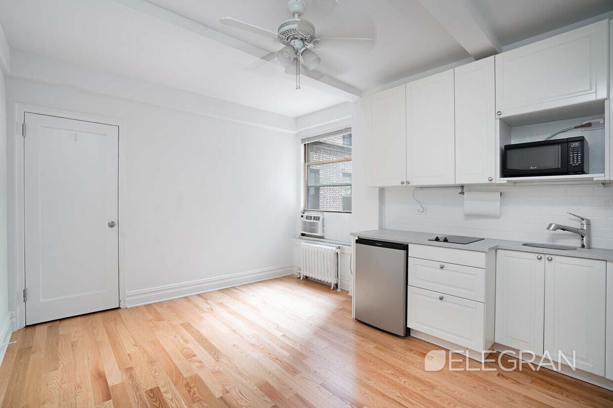 Primary Photo - 325 W 45th St